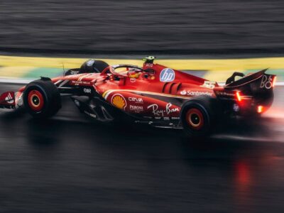 F1-Event in Deutschland, Rennwagen bei einer Veranstaltung, Motorsport-Atmosphäre