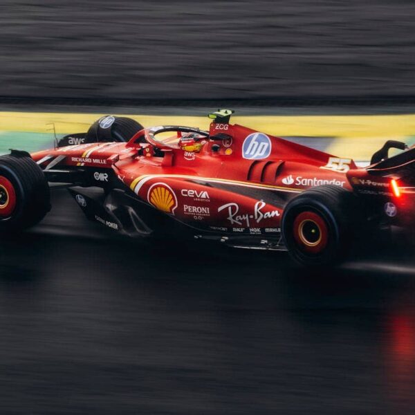 F1-Event in Deutschland, Rennwagen bei einer Veranstaltung, Motorsport-Atmosphäre
