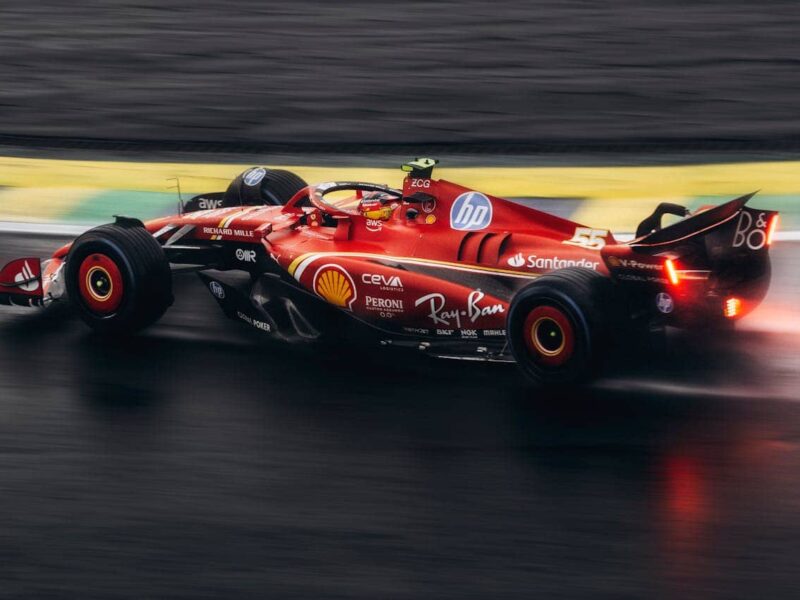 F1-Event in Deutschland, Rennwagen bei einer Veranstaltung, Motorsport-Atmosphäre