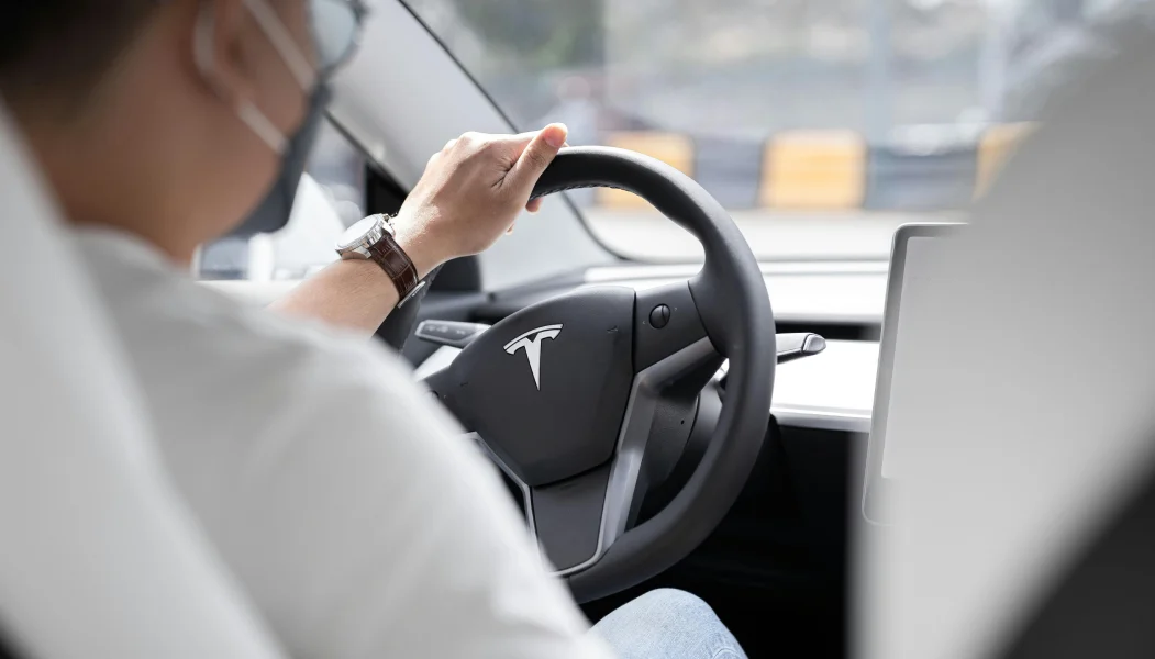 Autonom fahrender Tesla auf einer Straße