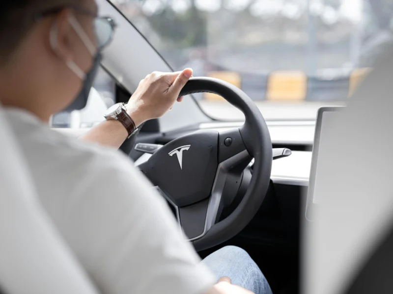 Autonom fahrender Tesla auf einer Straße