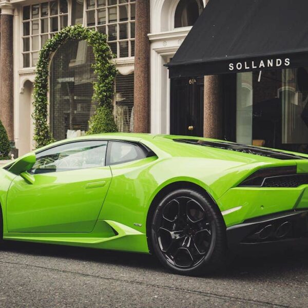 Lamborghini auf einer Straße in Dubai bei Sonnenuntergang, mit Skyline im Hintergrund