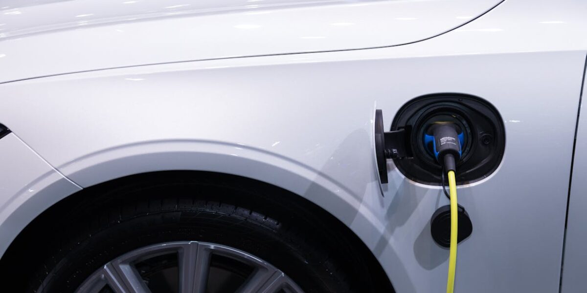 Hyundai Ioniq 5 und andere E-Autos auf einem Parkplatz, Symbol für modernes Elektro-Leasing