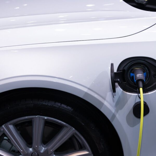 Hyundai Ioniq 5 und andere E-Autos auf einem Parkplatz, Symbol für modernes Elektro-Leasing
