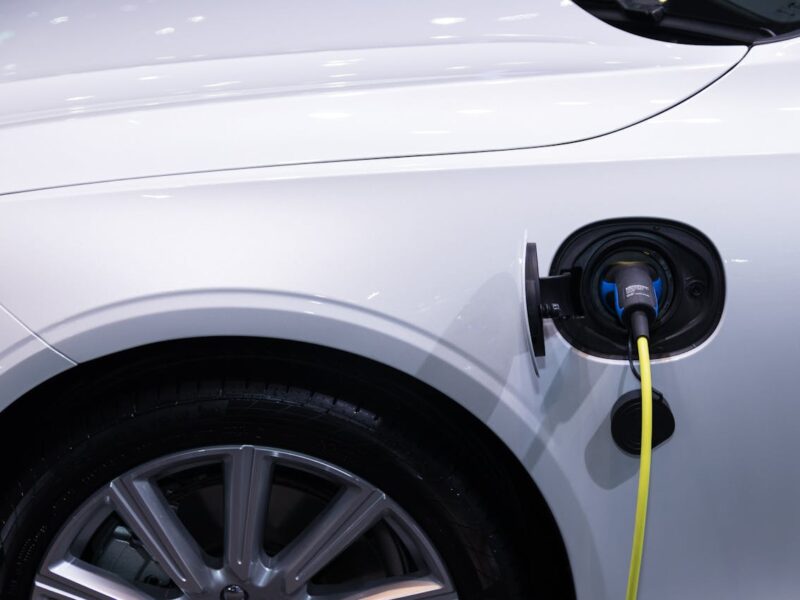 Hyundai Ioniq 5 und andere E-Autos auf einem Parkplatz, Symbol für modernes Elektro-Leasing