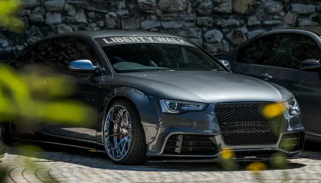 Audi der Bankzitters bei Tageslicht geparkt