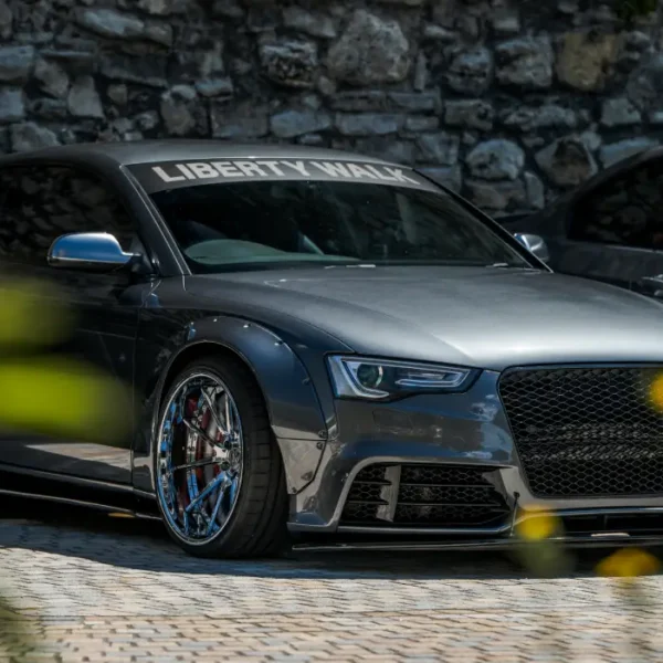 Audi der Bankzitters bei Tageslicht geparkt