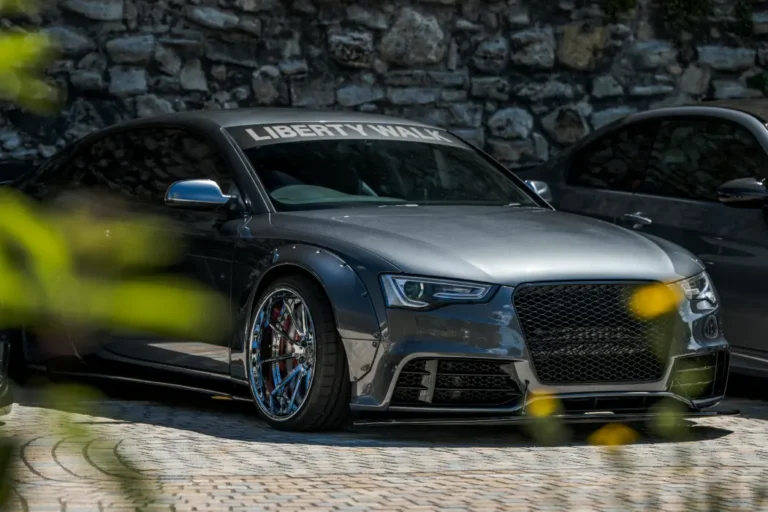 Audi der Bankzitters bei Tageslicht geparkt