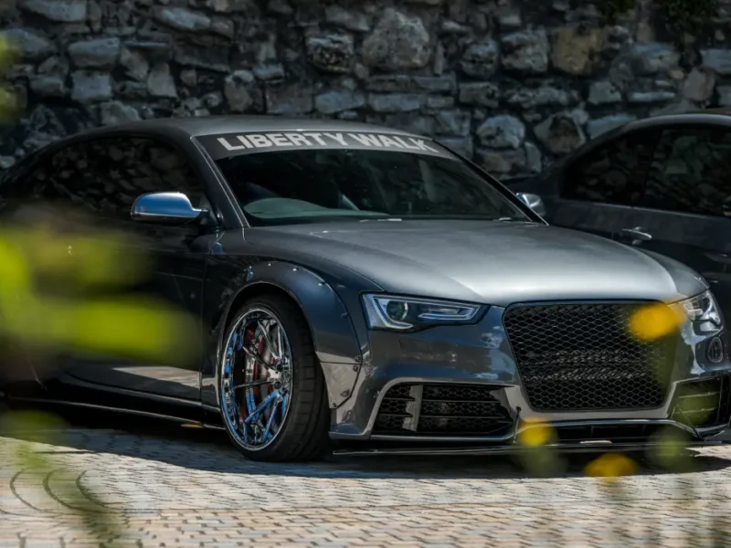 Audi der Bankzitters bei Tageslicht geparkt