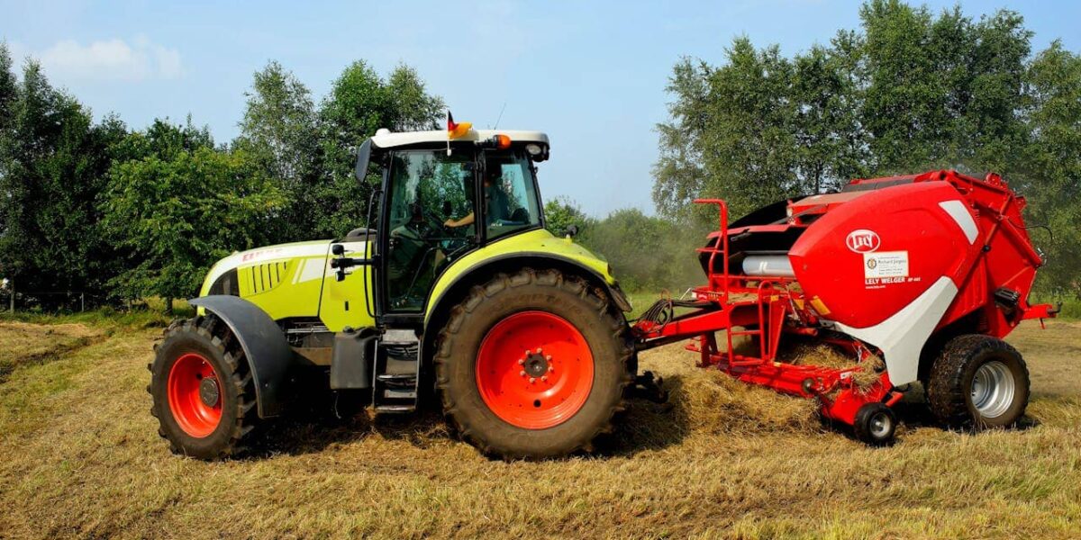 Traktor auf einem Feld