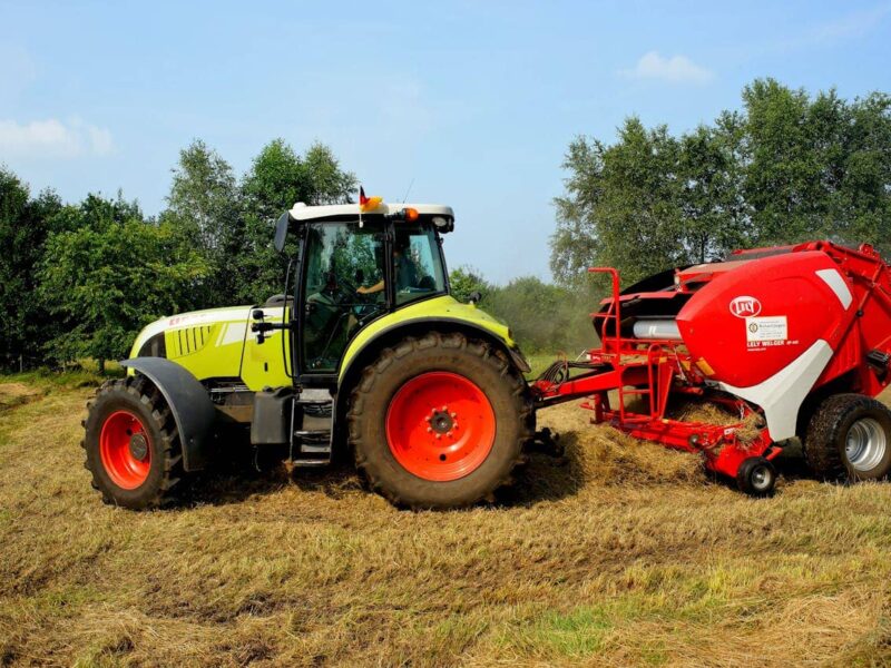 Traktor auf einem Feld