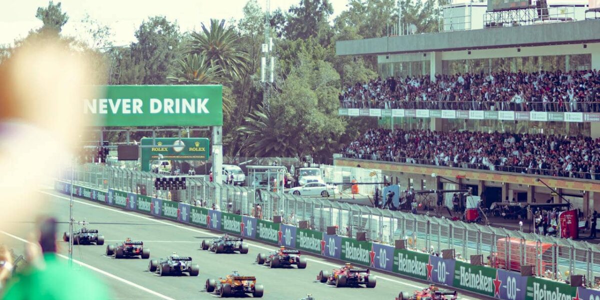 Richard Verschoor fährt in der Formel 2 auf einer Rennstrecke – Motorsport-Action, Rennwagen, Porträt