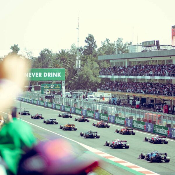 Richard Verschoor fährt in der Formel 2 auf einer Rennstrecke – Motorsport-Action, Rennwagen, Porträt