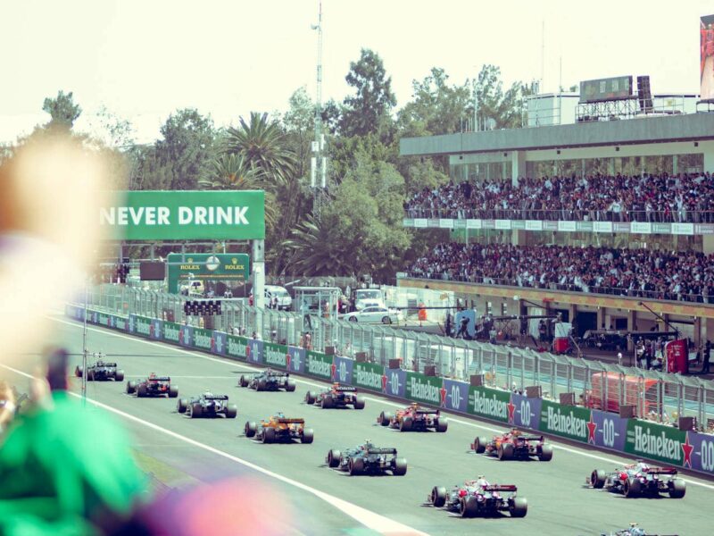 Richard Verschoor fährt in der Formel 2 auf einer Rennstrecke – Motorsport-Action, Rennwagen, Porträt