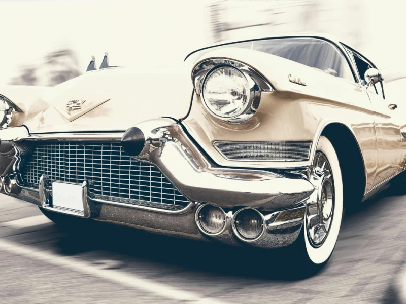 Oldtimer 25 Jahre auf einer Straße geparkt bei Sonnenuntergang