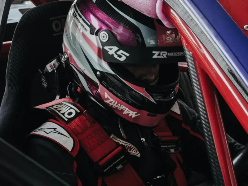 Frau in F1-Auto