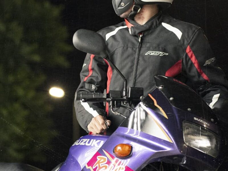 mann und motorrad, parkplatz, motorradpflege