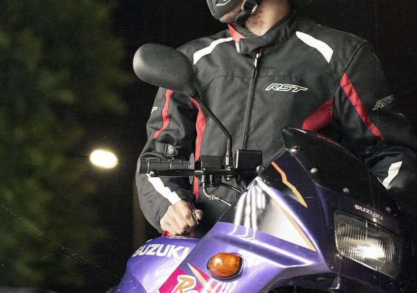 mann und motorrad, parkplatz, motorradpflege