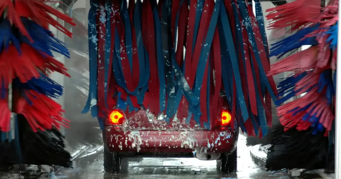 Elektroauto in der Waschanlage