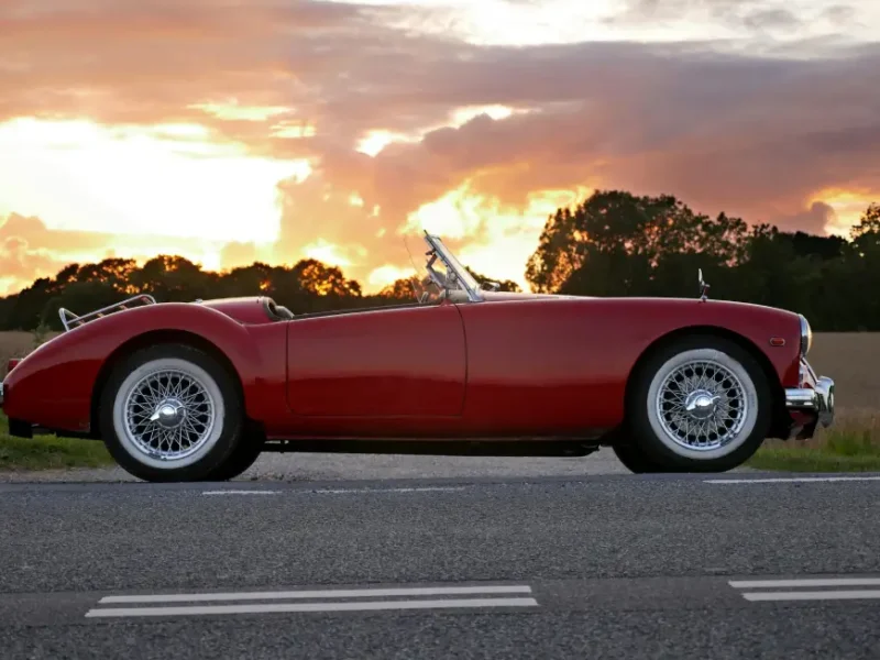 Ein rotes Cabrio bei Sonnenschein auf einer Landstraße