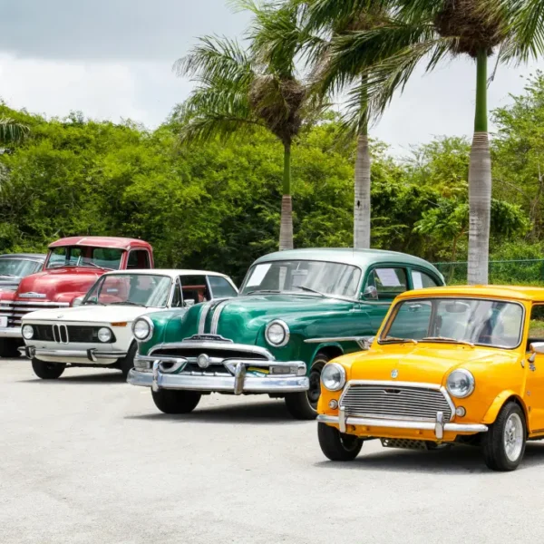 Eine Reihe von Oldtimern auf einem Parkplatz geparkt