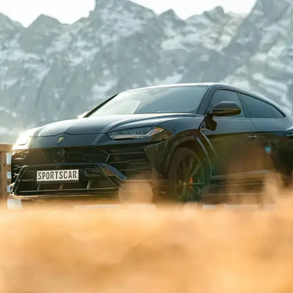 Luxuriöser schwarzer Lamborghini Urus SUV