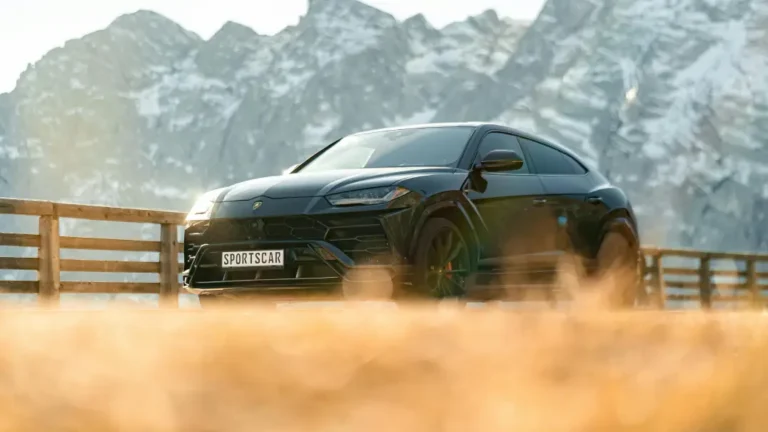 Luxuriöser schwarzer Lamborghini Urus SUV