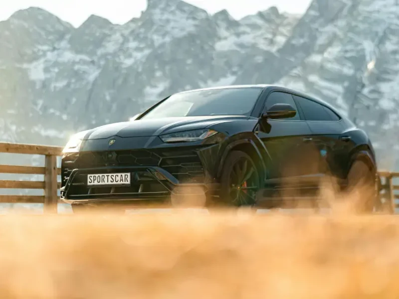 Luxuriöser schwarzer Lamborghini Urus SUV