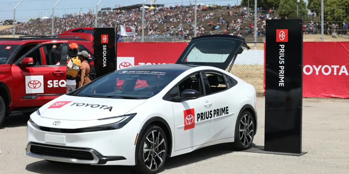 Ein weißer Toyota, geparkt.