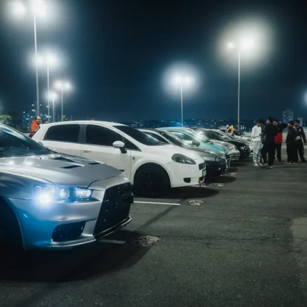 Autos geparkt auf einem Parkplatz bei Nacht.