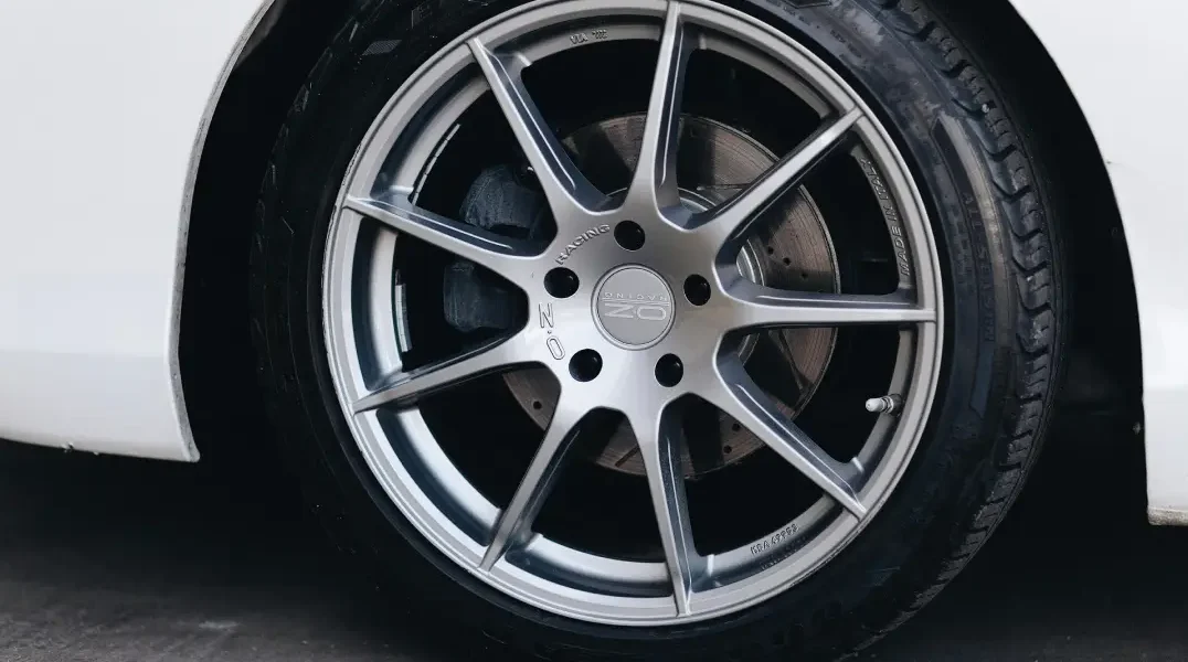 Autoreifen an weißem Auto