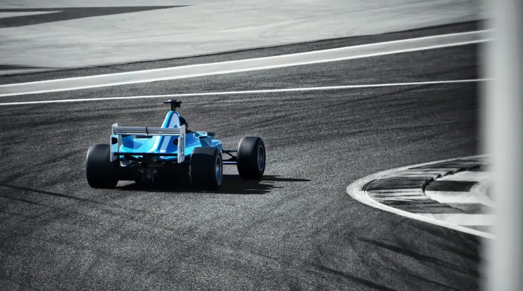 Formel-2-Fahrzeug in einer Kurve