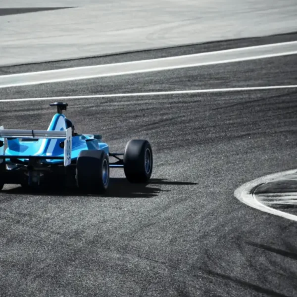 Formel-2-Fahrzeug in einer Kurve