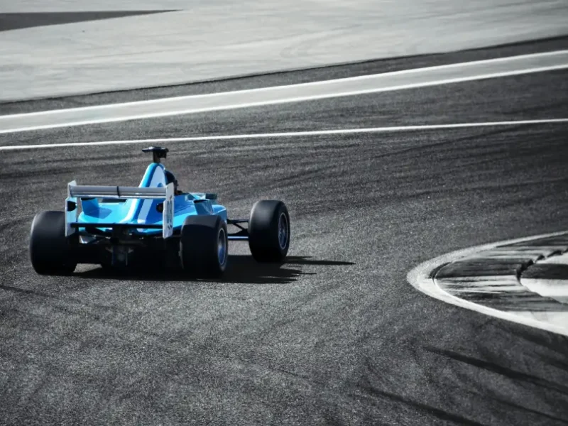 Formel-2-Fahrzeug in einer Kurve