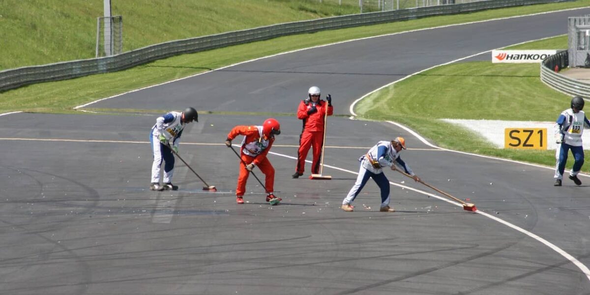 Formel-1-Autos im Rennen auf der Strecke, Motorsport