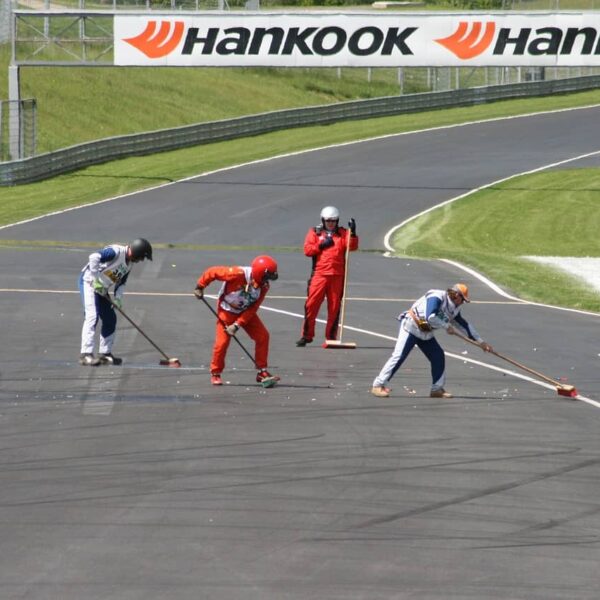 Formel-1-Autos im Rennen auf der Strecke, Motorsport