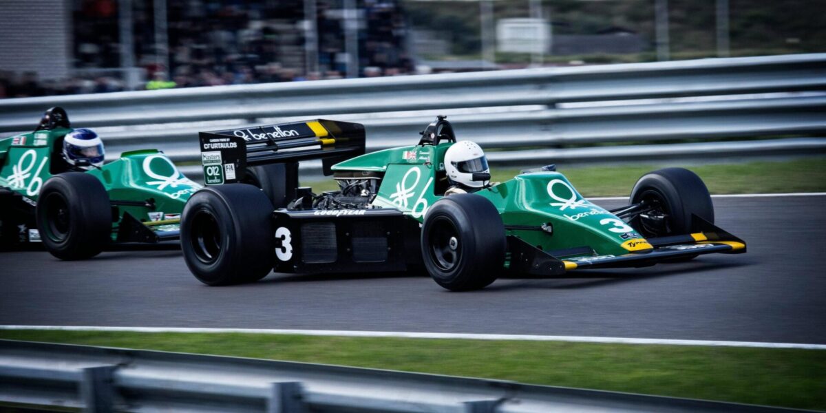 zwei formel-2-rennwagen auf der rennstrecke