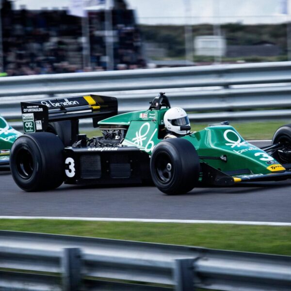 zwei formel-2-rennwagen auf der rennstrecke