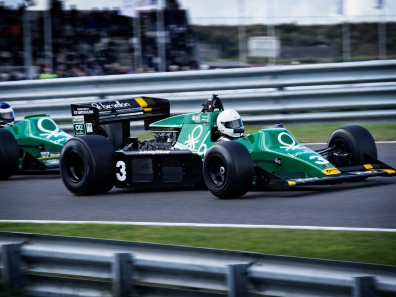 zwei formel-2-rennwagen auf der rennstrecke