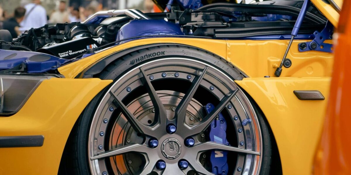 Gelber Supercar auf niederländischem Event
