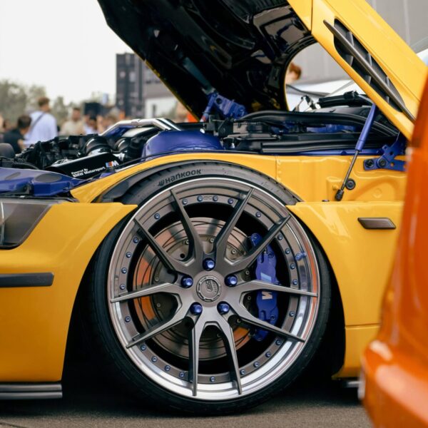 Gelber Supercar auf niederländischem Event