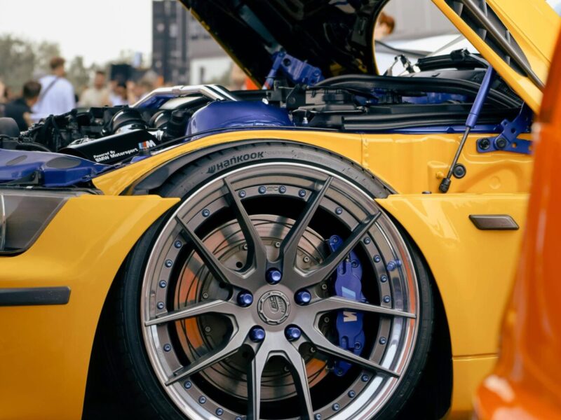Gelber Supercar auf niederländischem Event