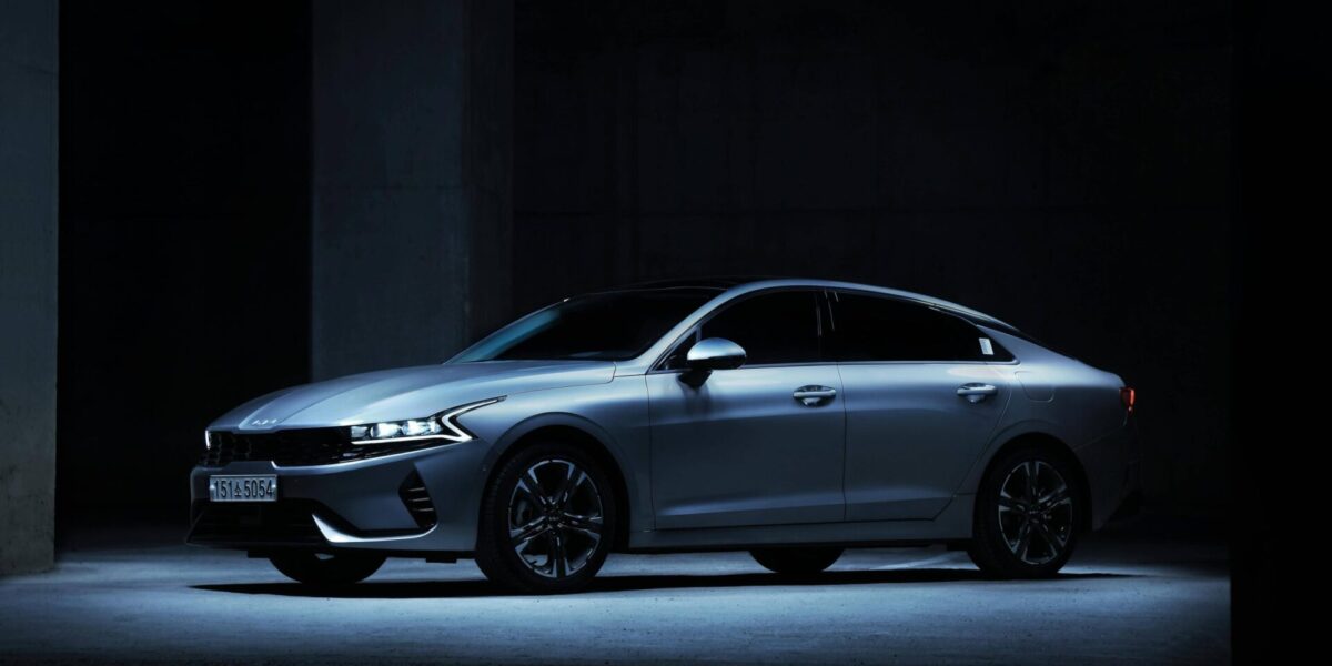 Blaues Hyundai-Auto, frontal fotografiert, parkt vor moderner Architektur – Symbolbild für Hybridfahrzeuge