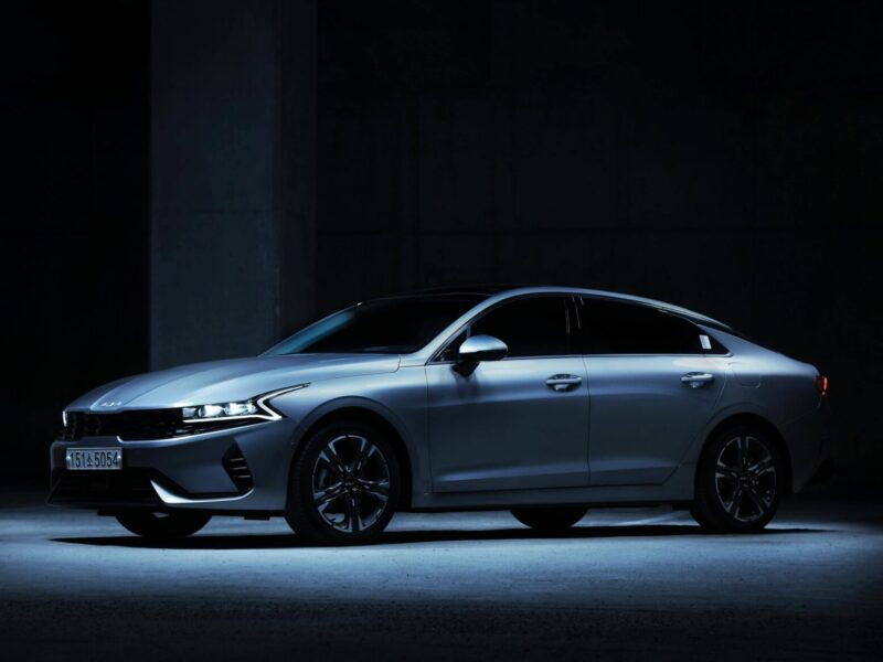 Blaues Hyundai-Auto, frontal fotografiert, parkt vor moderner Architektur – Symbolbild für Hybridfahrzeuge