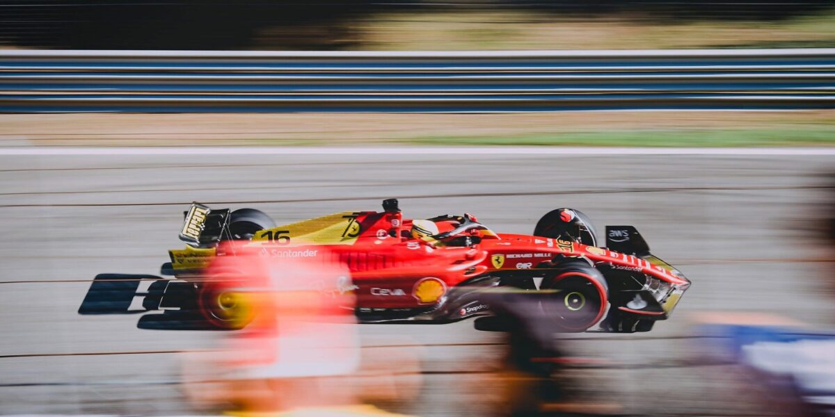 Formel-1-Rennwagen auf der Strecke
