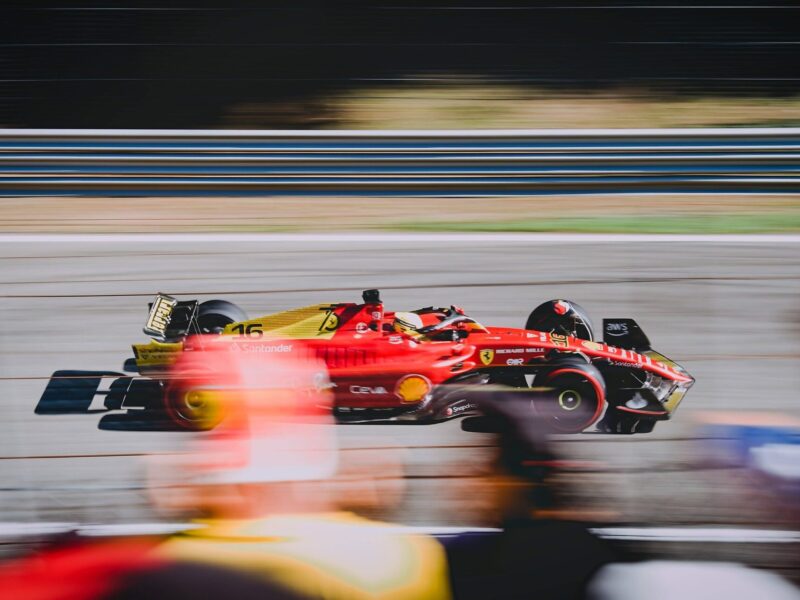 Formel-1-Rennwagen auf der Strecke