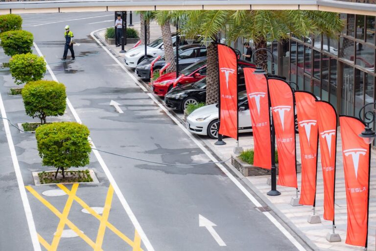 Tesla Semi auf Testgelände mit anderen Lkw