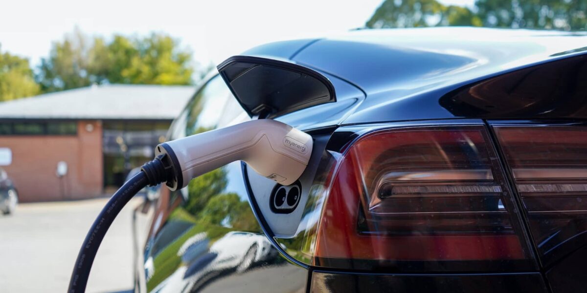 elektroauto beim schnellladen an einer ladesäule