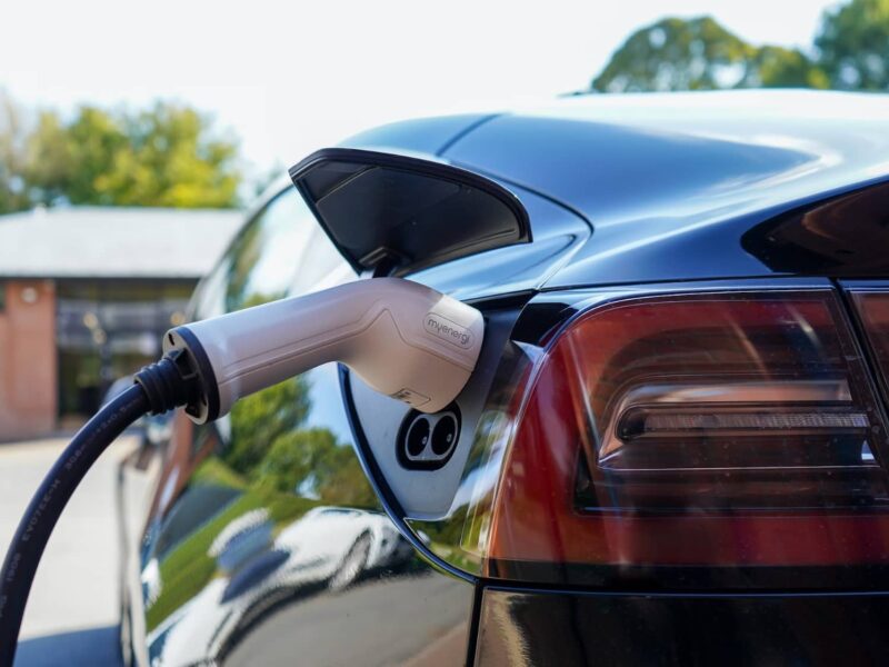 elektroauto beim schnellladen an einer ladesäule