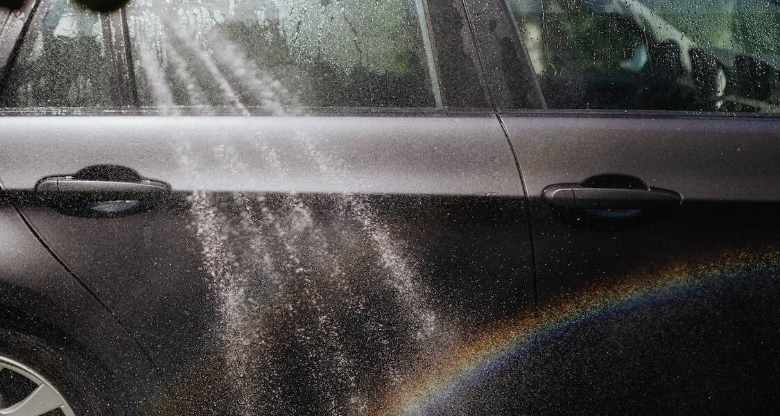 auto wird mit Spülmittel gewaschen